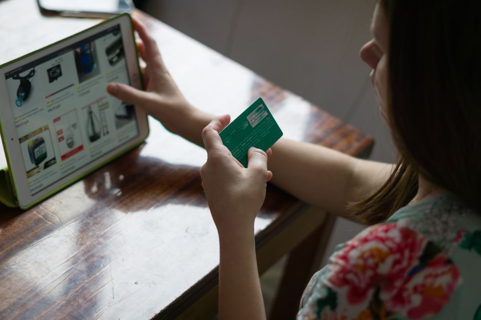 The First-Party Paywall Pivot: Monetizing the Cookieless Identity Gap Through E-Commerce